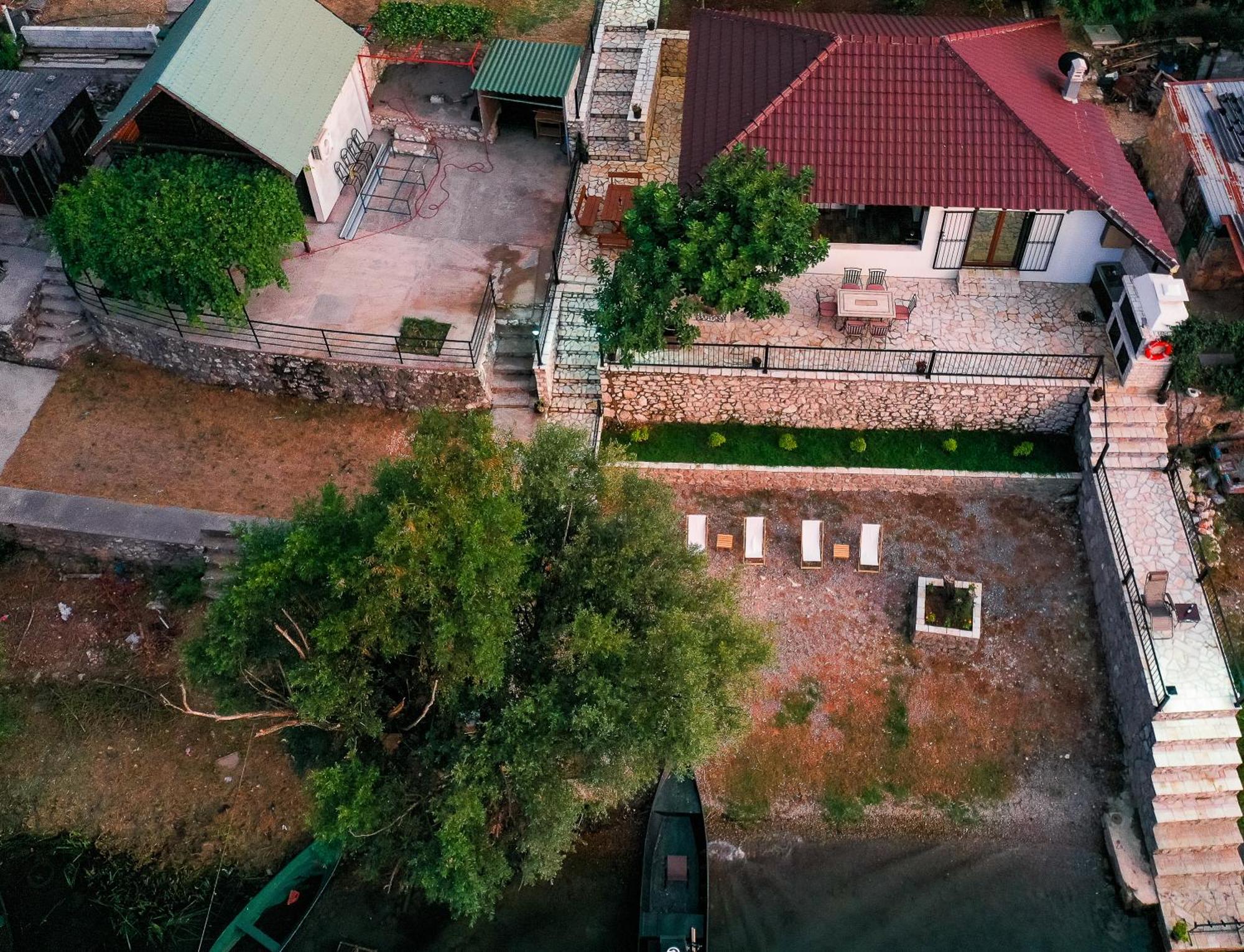 شقة Luxury House Lotos Golubovci المظهر الخارجي الصورة